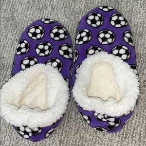Snoozies soccer slippers Size Large